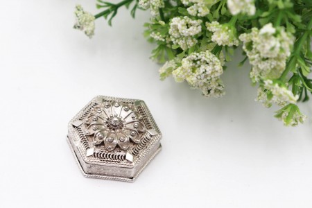 Caixa de comprimidos em prata com flor esculpida em tampa basculante